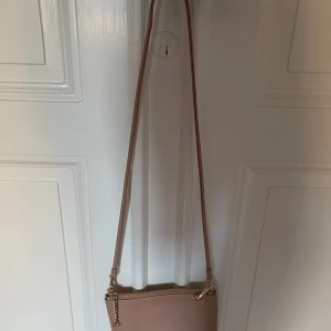 Rosa väska  - Säljer en superfin laxrosa väska från H&M, kommer tyvärr inte till användning, superbra skick!