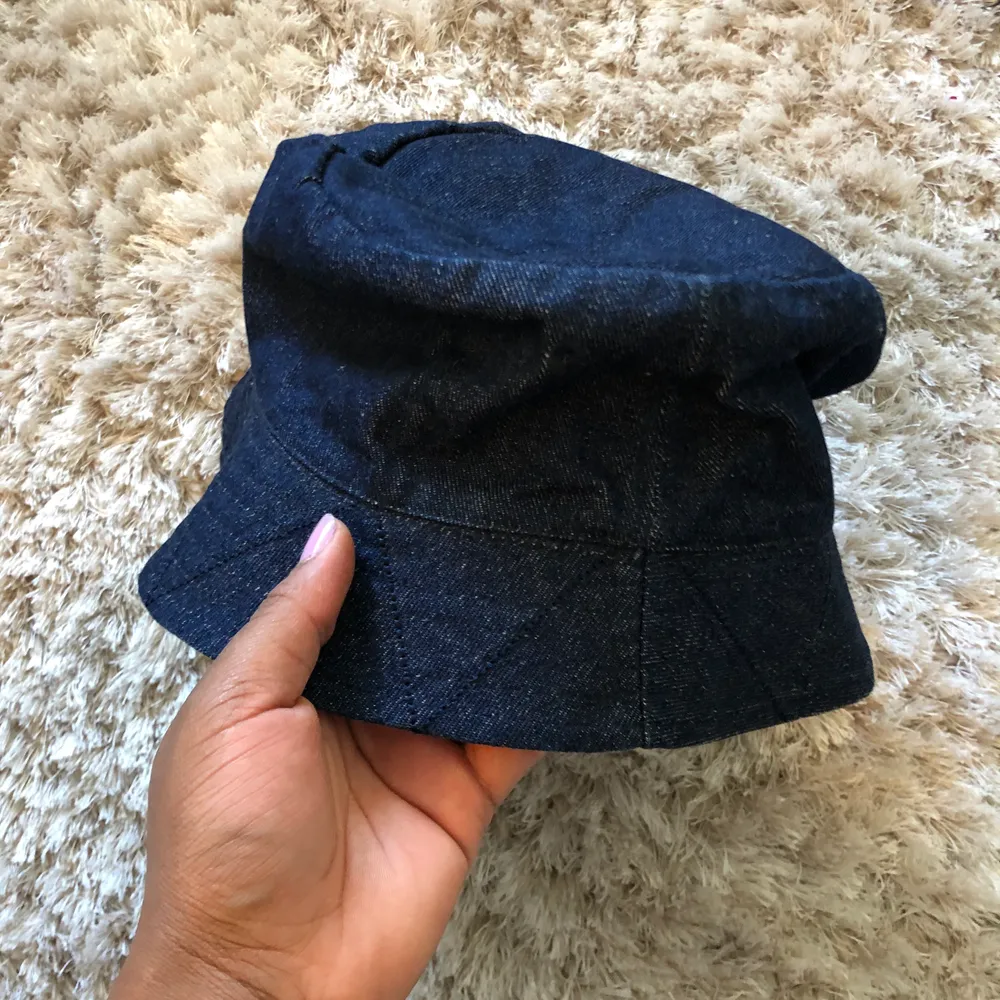 En snygg bucket hatt som är knapp använda så jag har för stort huvud Hahaha. Jag köpte den för 2 år sen.. Accessoarer.