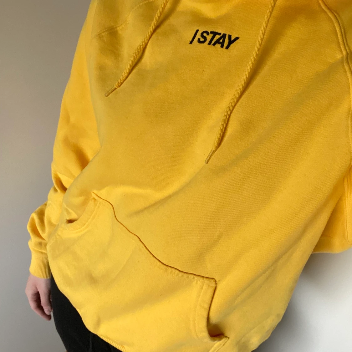 Gul hoodie ”/ stay”, small
