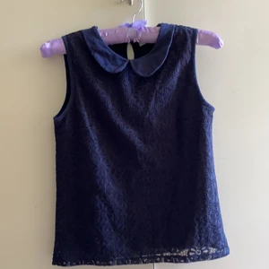 Blå blus - En gullig blå,sleavless blus. Inte använt någon gång då det är för liten för mig :/. Det är två lager och den är väldigt gullig (tycker jag :).  