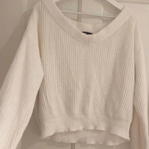 Vit urringad tröja  - Vit stickad V-ringad tröja  Frakten ingår i priset