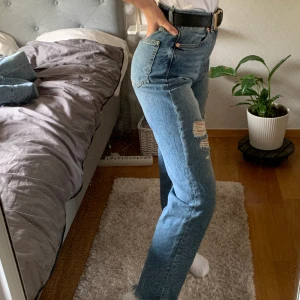 Jeans med coolt citat - Ett par azz balla jeans med en liten text över den ena fickan! Riktigt sköna å coola!