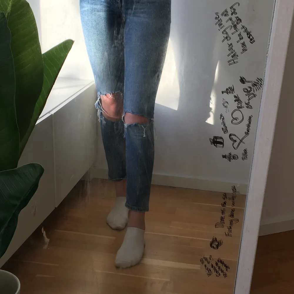 Jätte fina blåa jeans från Gina men som jag tyvär håller på o växa ur, Jätte fina både på vintern som på sommarn. Modellen sienna. Pris går att diskutera🥰🤜🏼. Jeans & Byxor.