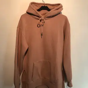 En rosa hoodie från H&M med slitsar längst ner i sidorna, riktigt snygg! Blir aldrig att jag använder den tyvärr :/ storlek S. Säljes för 170 + frakt 🥰