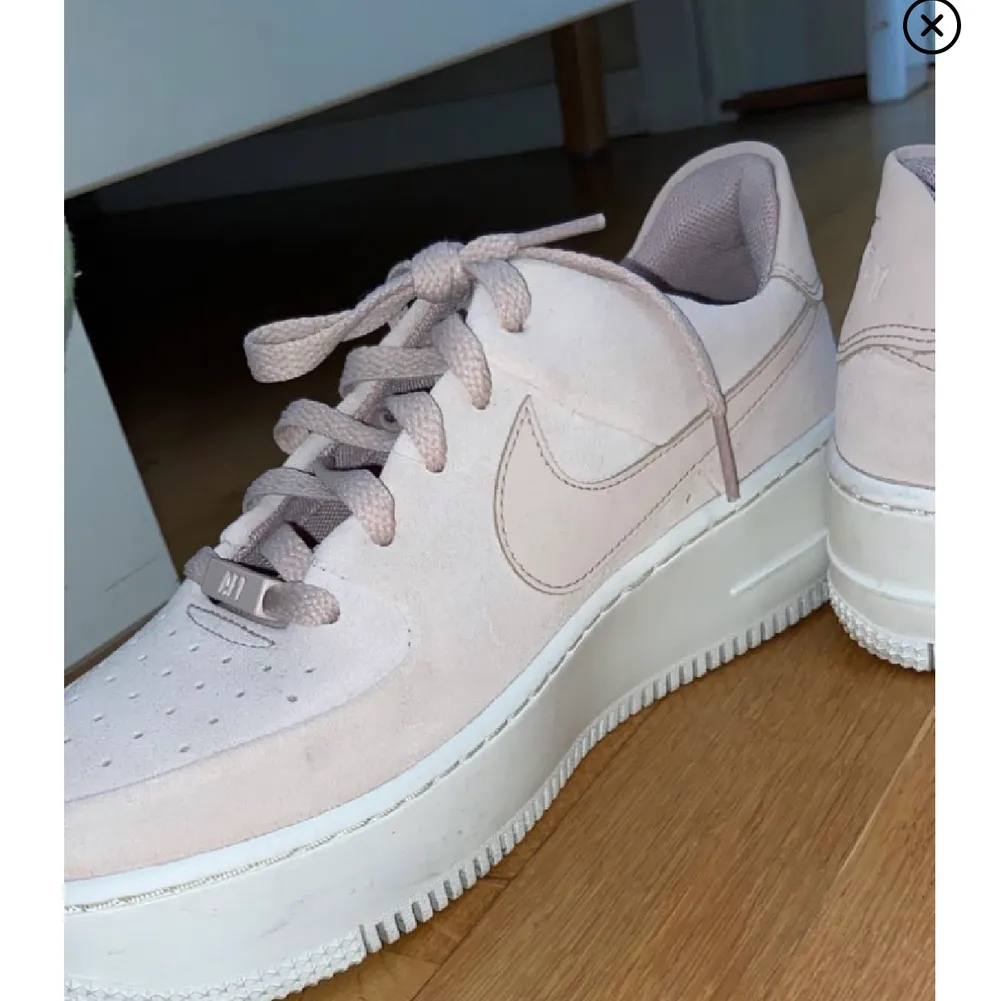 Köpt här på plick, jag har endast använd någon gång💗  storlek 40, säljs pga att dem är för små tyvärr. Otroligt snygga skor från Nike. Köparen står för frakt (144kr osårbart). Skor.