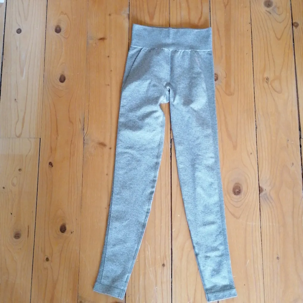 Gymshark flex high wasted khaki marl/taupe, endast använda 1 gång då storleken var för liten. priset är inkluderat frakt!👍. Jeans & Byxor.