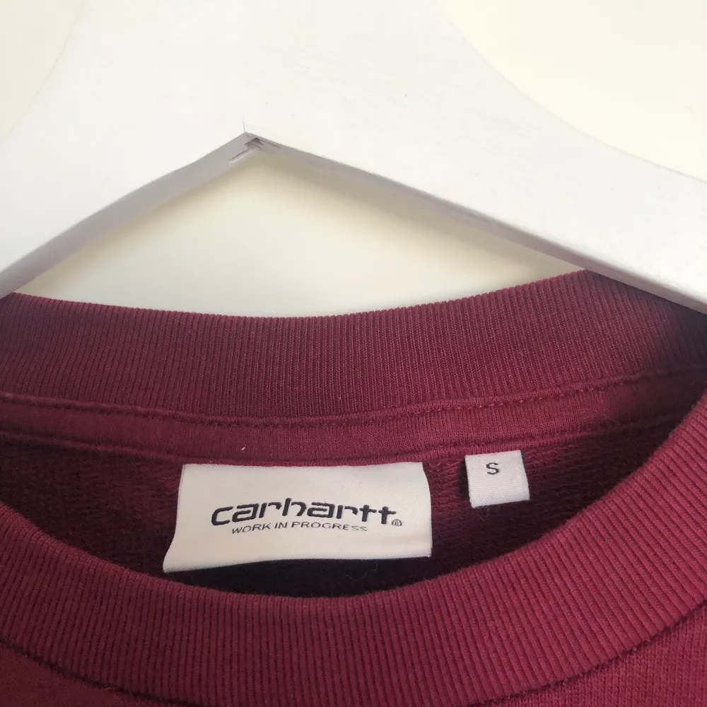 Vinröd sweatshirt från carhartt, aldrig använd köpt för 479kr . Tröjor & Koftor.
