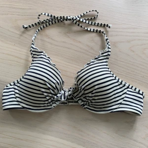 Randig bikiniöverdel - Jättesöt blå-vit randig bikiniöverdel från HM!! Storlek S. Har använts max 5 gånger. Storleken kan justeras lite!(se bild 3) 