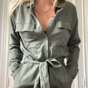 Jumpsuit  - Grön jumpsuit från ginatricot. Använd ett fåtal gånger, stl 38 men kan också passa 36. 