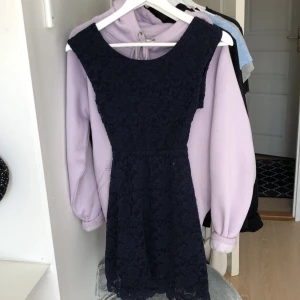 Spets blommig klänning  - Jätte fin marin blå spets klänning från Cubus, använd fåtal gånger, köparen står för frakt
