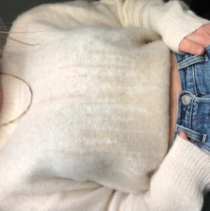 Stickad tröja - Vit stickad tröja. Ord. Pris 400kr. Oanvänd (förutom till bilderna). Nyskick! Storlek XS men passar även S och troligtvis M men den blir tajt isåfall.Dm för mer info😚💘