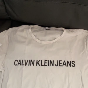 Calvin Klein Jeans - Säljer denna tröjan pga att jag ej använder den, bra skick och knappt använt den 5gånger.