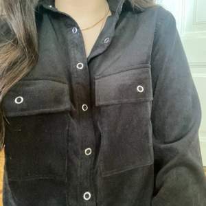 En oversized svart skjorta från Gina. Endast använd ett par gånger. Spårbart frakt på 63kr tillkommer ✨