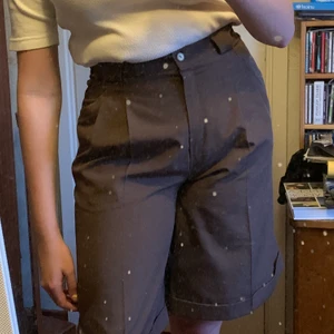 Bruna city-shorts från 80-talet - Säljer mammas jättefina city-shorts från 80-talet som går nästan ner till knäna. Jättefin kvalité och resår i magen så det kan passa S-M. Visas på en M. Om fler är intresserade så blir det budgivning 💕