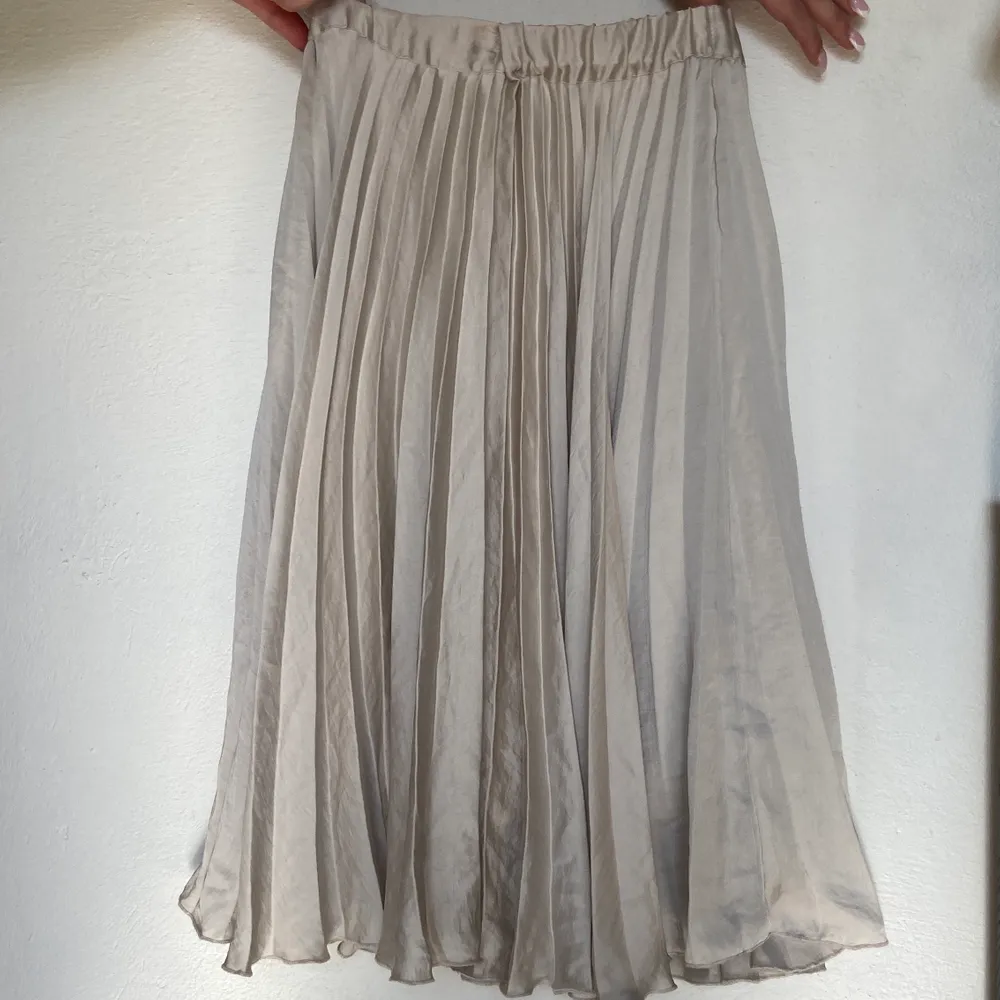 En kjol från ginatricot i storlek xs. Jag får inte på mig kjolen längre tyvärr... (SWISH) frakt=55kr. Kjolar.