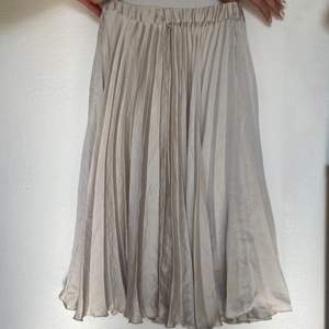 En kjol från ginatricot i storlek xs. Jag får inte på mig kjolen längre tyvärr... (SWISH) frakt=55kr