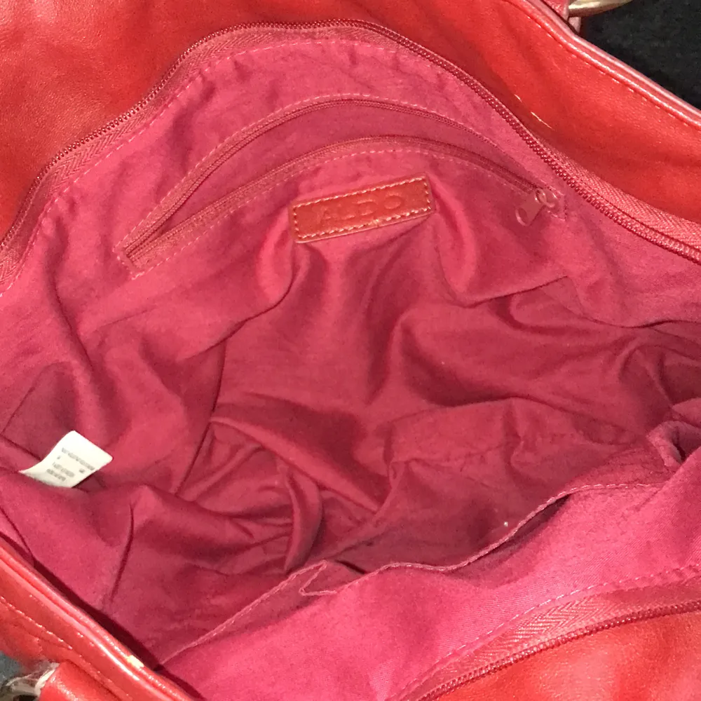 En röd söt väska från aldo. Väskor.