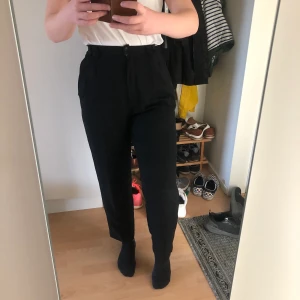 Lösa kostymbyxor - Lösa kostymbyxor med riktigt hög midja. Köpta i vintage butik och sparsamt använda. Smala i midjan och lösa/raka i benen!