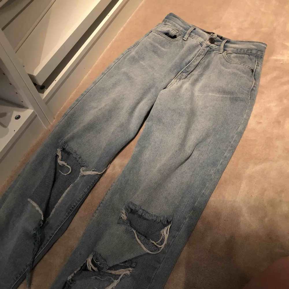 Säljer mina blåa jeans med hål i pågrund av att dom är för långa för mig. Använt ett få tal gånger men ser ut som nyskick. Kontakta mig för att köpa! ☺️ . Jeans & Byxor.
