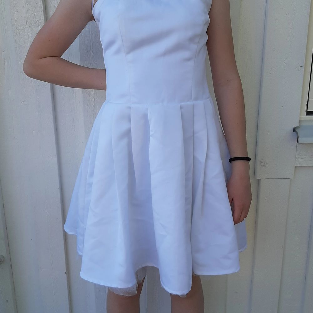 Säljer denna vita klänning ifrån sisters print. Är i bra skick. Frakt tillkommer 🥰❤. Klänningar.