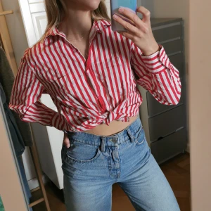 Vit/rödrandig tröja - Fin bra skick, sparsamt använd. Ej frakt, möts upp vid Stureplan eller Slussen 😊🌸