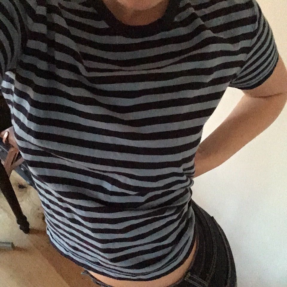 Superfin och skön t-shirt som är blårandig. Tröjan är i bra skick. Sitter lagom, kanske lite stort, beroende på vilken passform man vill ha på mig som vanligtvis har XS i tröjor. Den är i stretchigt material!. T-shirts.