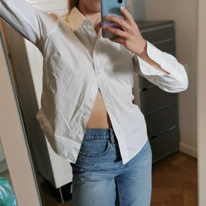 Vit skjorta från Boomerang - Bra skick och kvalitet! Först till kvarn 🏃‍♀️ej frakt, möts upp vid Stureplan eller Slussen 😊🌸