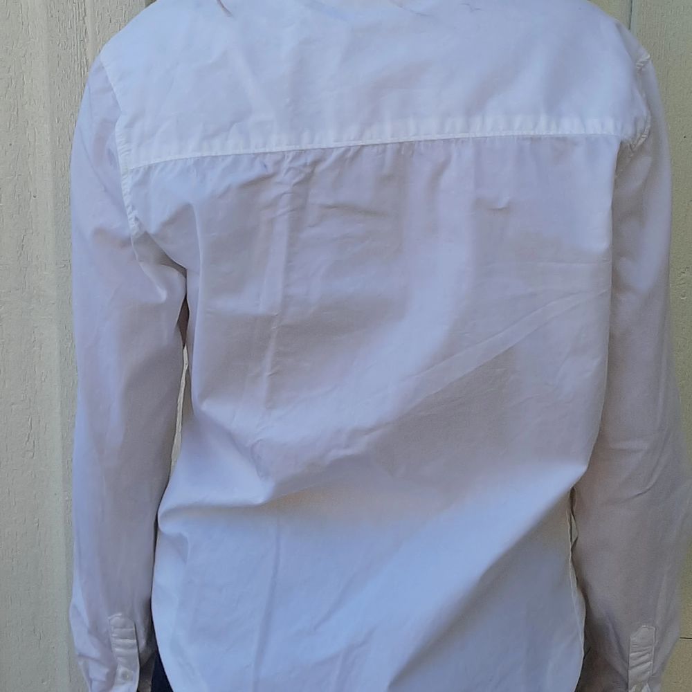 Säljer denna vita skjorta från Cubus. Säljer den för att den är för liten. Är i god skick. Frakt tillkommer 🥰❤. Skjortor.