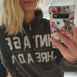 Grön zip hoodie - Mjuk och mysig mörkgrön/khaki zip hoodie. 