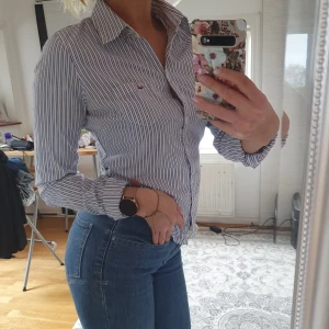 Hollister randig skjorta - Superfin randig skjorta från hollister. Kommer tyvärr inte till användning. Fin passform står ststrl M men passar S/36