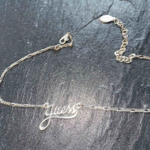  - Halsband från guess