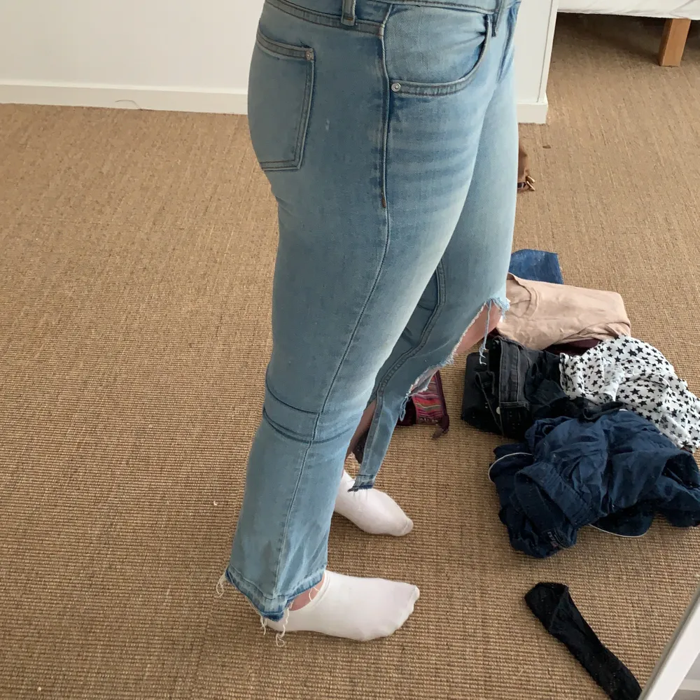 Snygga i princip oanvända jeans ifrån mango med ett hål på ena knäet.. Jeans & Byxor.