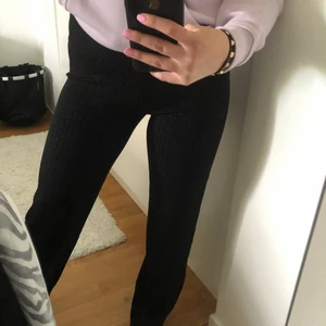 Glitterbyxor  - Suuuper sköna glitter byxor 💕 sitter löst och är väldigt stretchiga! På andra bilder ser man glittret mer tydligt ❣️ Stl xs men passar xs/S 💜 175 kr och då är frakt inkluderat 🤍