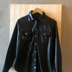 Skjorta från zara - Skjorta i läderimitation från zara. Använd 1 gång. Storlek small. Köparen står för frakt.