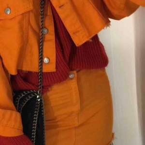 Orange jeans jacka med tillhörande kjol i storlek S. Knappt användt. Frakt tillkommer om det så behövs skickas. Endast köp av jacka 250kr endast köp av kjol 200kr