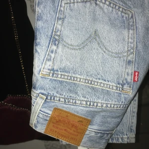 Ljusblåa Levis 501  - Säljer de perfekta blåa jeansen, Levis 501. Varken färgen eller passformen gör sig rättvis på bilderna då det var mörkt och jeansen är aningen stora för mig, be gärna om fler bilder! Jag är 170 lång och vanligtvis en S. Nypriset var 1200 kr ⚡️