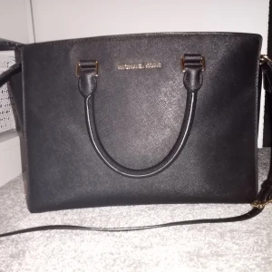Michael kors Selma large  - Väska är äkta, jag har inte påse eler kvitto, jag köpte po facebook for 1500 kr. Jag säljer eller byta for Selma medium svart, finns i Huddinge 🙂
