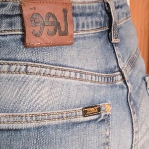 Superfina Lee byxor🥺 - Super fina Lee byxor som säljes🥺 Storlek M/38 och är i superfint skick då jag inte använd dem så mycket💖   Hör av dig för frågor eller mer info🥰 