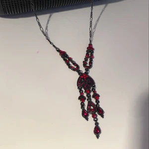 Halsband - As snyggt halsband!!!!! Passar till det mesta och kan göra basic plagg till en riktigt snygg lagom outfit!  Köpta här på plick men passade inte mig riktigt💕