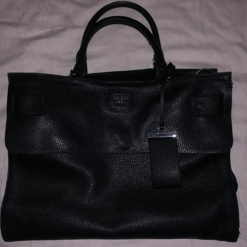 En svart Guess handväska köpt från accent. Inga hål men en ganska stor bläckfläck, visas på bild 3. Säljs för att den inte kommer till användning. . Väskor.