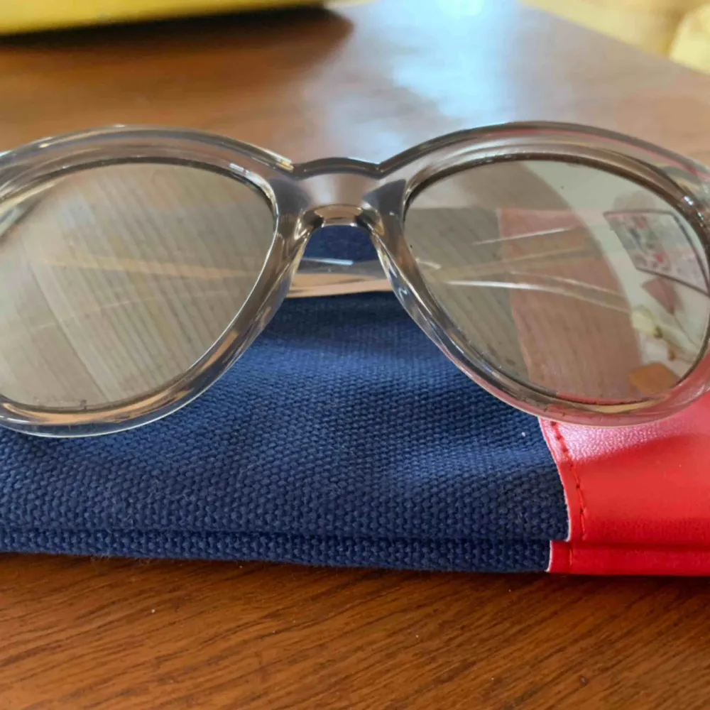 Säljer dessa snygga trendiga spegelglas solglasögon 😎 från Le spec. Kan skicka dem eller mötas upp i Stockholm. Säljer dem för att jag inte använder dem längre, bra skick. . Accessoarer.