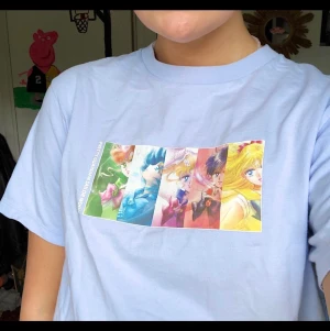 Uniqlo tshirt - Jättecute ljusblå tshirt från uniqlo. Tröjan är köpt för längesen men pga att jag inte använt den är skicket 10/10. Färgerna poppar mycket finare i verkligheten! Tröjan är i XS men funkar fint för mig som är M. Frakt på 30 tillkommer💕💕