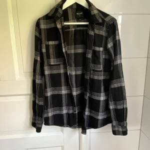 As snygg skjorta i bra skick! - Storlek M + kontakta för flera frågor 