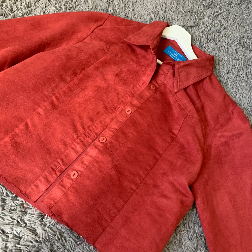 En röd skjorta som är croppad. Supersnygg och skönt material. Kan användas som jacka också. . Skjortor.