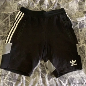 Adidas shorts  - Snygga mjukis-shorts från adidas med fickor! 