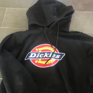 Dickies hoodie  - Jättefin hoodie ifrån dickies! Säljer då den inte kommit till användning på ett bra tag. Sitter väldigt fint på men finns dock lite slitningar på märket (se på bild 3) men inget man tänker på när den är på💘 frakt tillkommer till priset