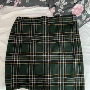  Bodycon kjol från Gina tricot  - Kort formpassande kjol med rutigt mönster. Strl S 