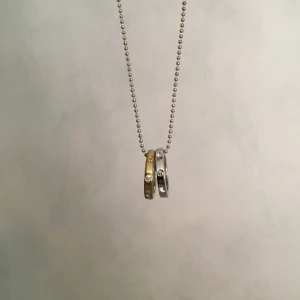 Halsband - Jättefint halsband som jag enbart burit en gång. Säljes då det inte kommer till användning. Silver och guld.  • Köparen står för frakt!