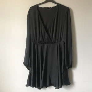 BIKBOK SVART KLÄNNING - en jättefin svart klänning från bikbok ❤️ storlek M