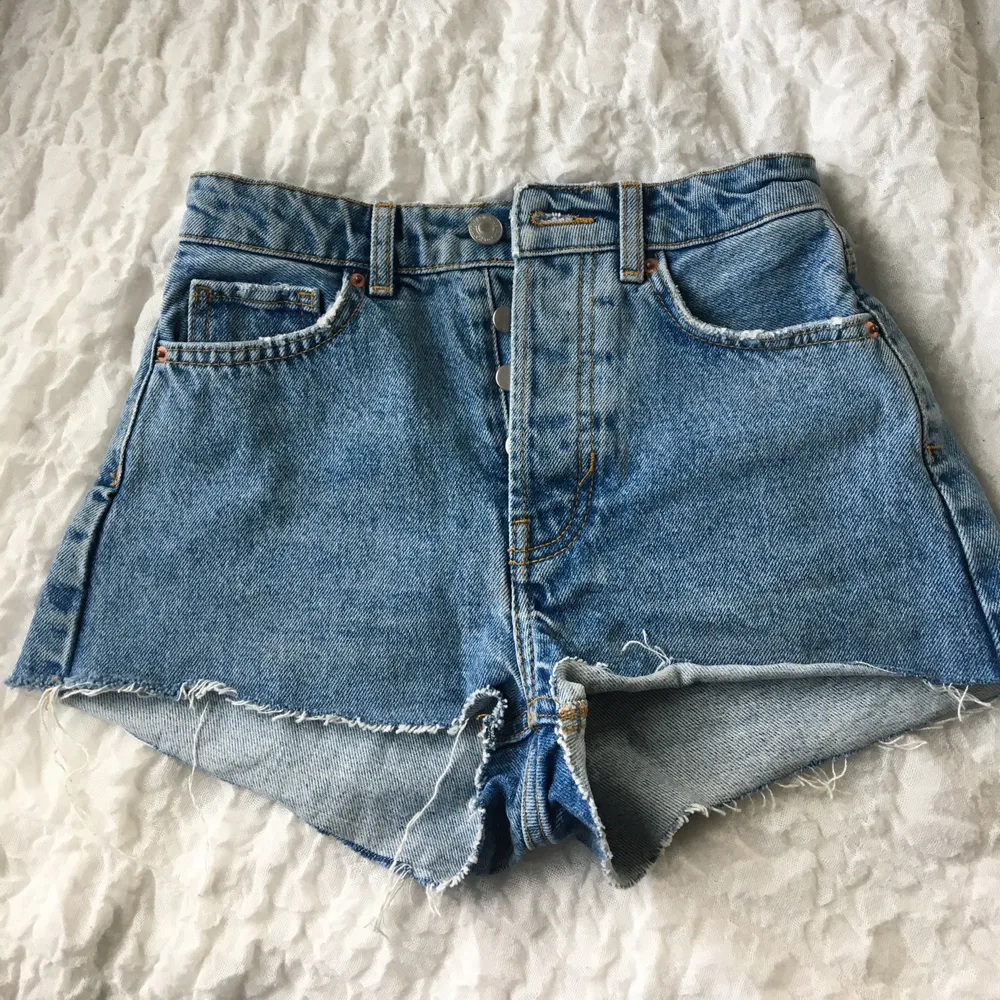 Snygga vintageaktiga jeansshorts från bershka🤩🤩 strl 32/xs. Möts upp i Malmö annars står köparen för frakt💖. Shorts.